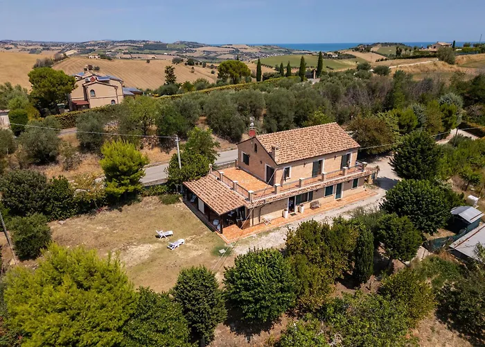 Σπίτι διακοπών Dolce - Vista Colline, Jacuzzi, 3suites & 5min Dal Mare Lapedona